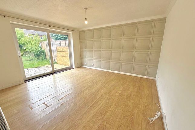 13, Bunhill Close, Dunstable photo 2