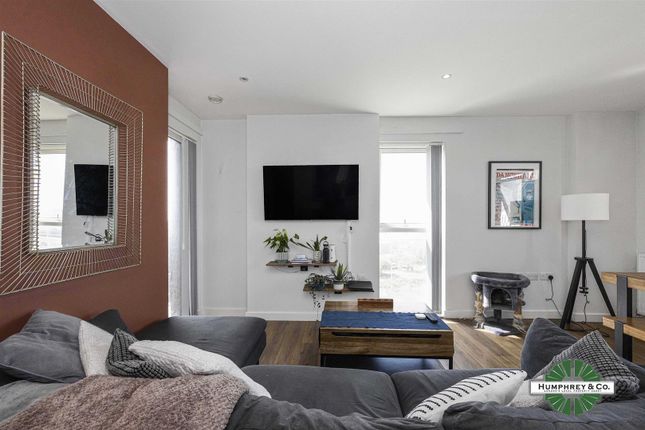 Flat 17, Siskin Apartments, 142 Dunedin Road, London photo 2