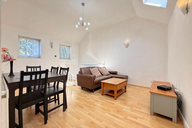 12, Valiant Way, London photo 2