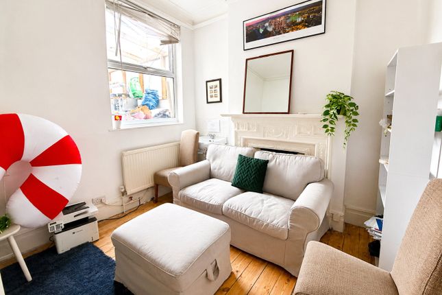 9, Limes Grove, London photo 3