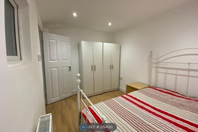 Twickenham Road, Hanworth, Feltham photo 4