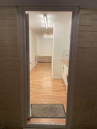 Studio apartment for rent, Tolworth Rise, Kingston photo 5