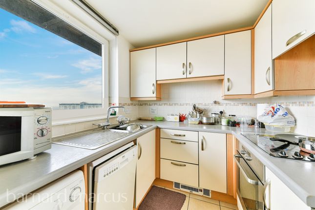 Flat 74, Hamlyn House, High Street, Feltham photo 3