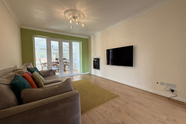 9, Pickwick Drive Catcliffe, Rotherham photo 2