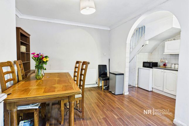 Hartfield Road, Chessington photo 4