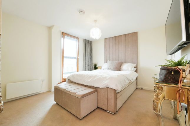 Flat for sale in Navigation Walk, Wakefield, West Yorkshire