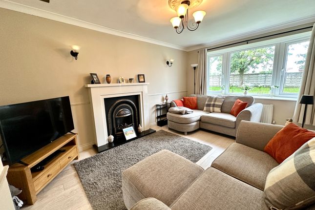 32, Highmoor Close, Willenhall photo 2