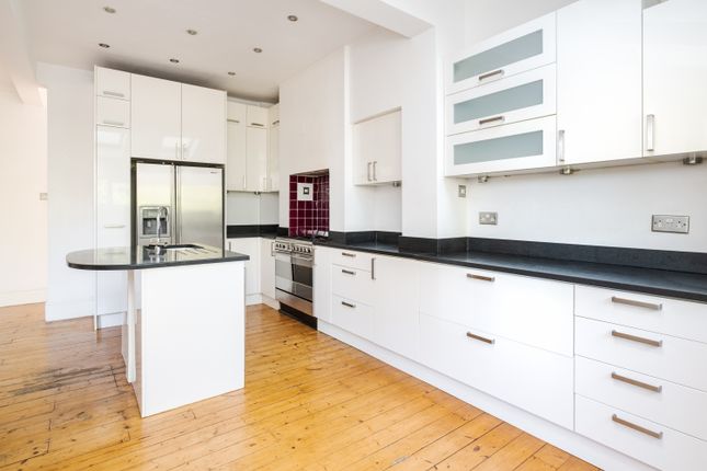 24, Coldfall Avenue, London photo 3