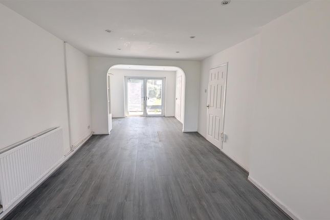 13, Sycamore Grove, Warwick photo 2