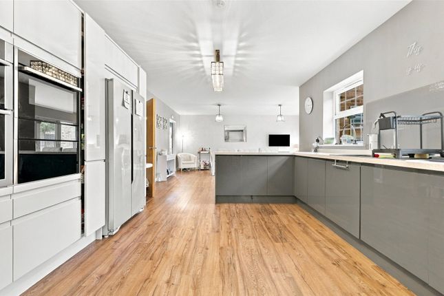 3, Copper Beech Avenue, Bishop's Stortford photo 3
