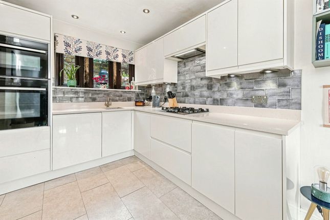 6, Cliff Hill Court, HOLMFIRTH photo 2