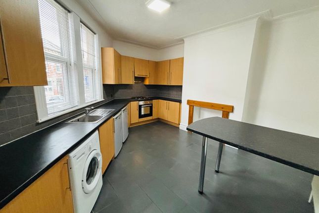 3, Moorfield Crescent, Leeds photo 3
