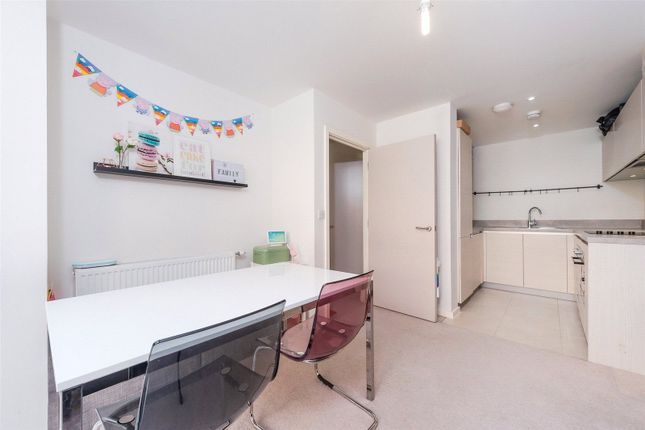 31, Robertson Road, Canning Town photo 3