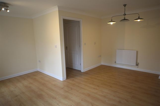 18, Walker Crescent, Slough photo 3