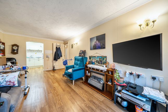 8, Maple Court, Pinner photo 2