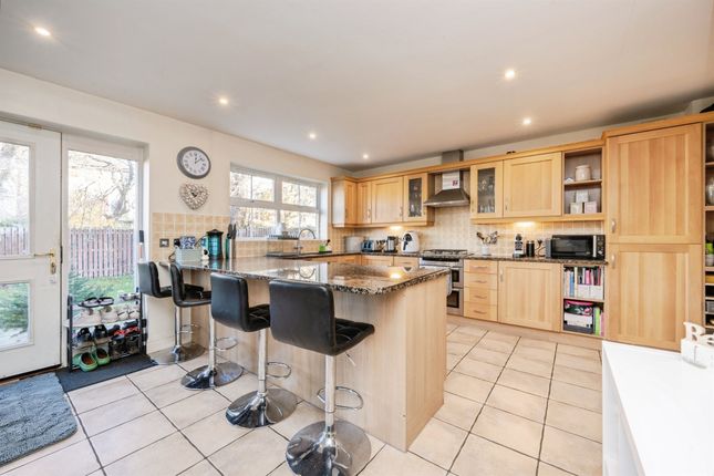 27, Whitebeam Close, Aylesbury photo 2
