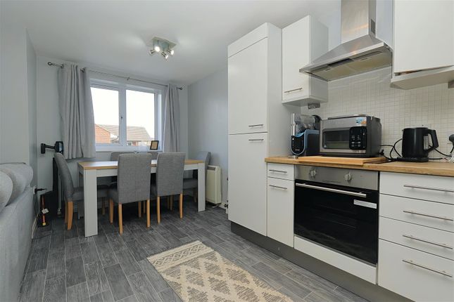 8, Woodeson Lea, Rodley photo 4