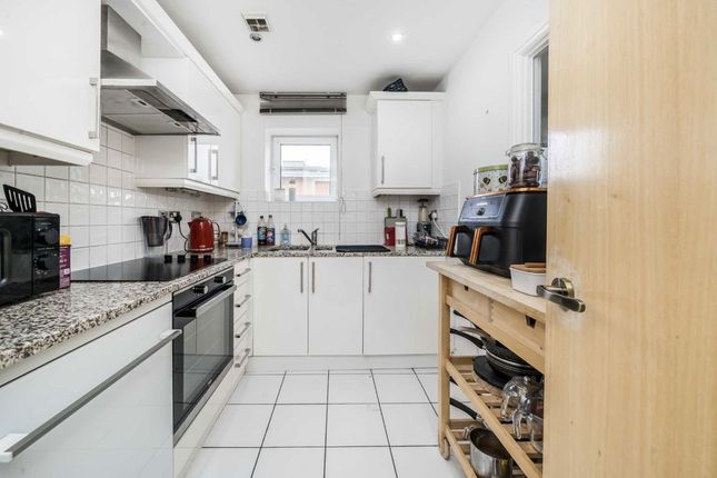 16, Holland Gardens, Brentford photo 3