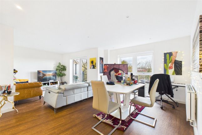 15, Royal Court, Stanmore photo 3