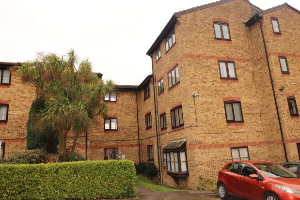 Thumbnail Flat to rent in Wyvern House, Grays