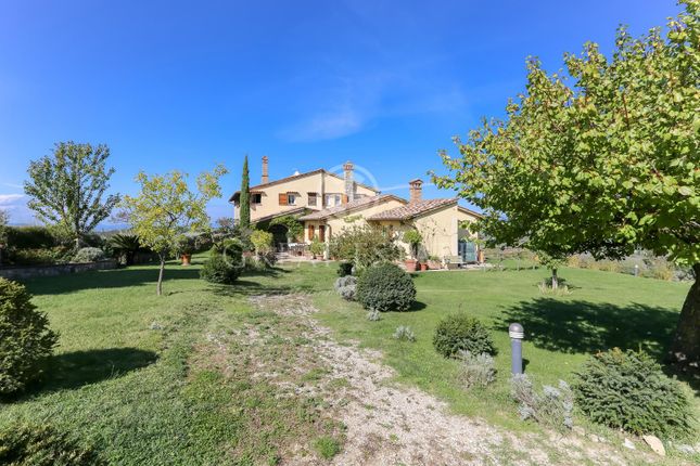 Villa for sale in Gualdo Cattaneo, Perugia, Umbria