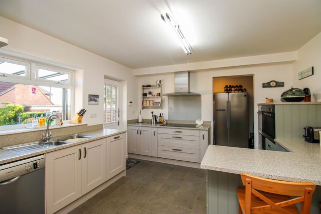13, Southfield Close, Wakefield photo 2