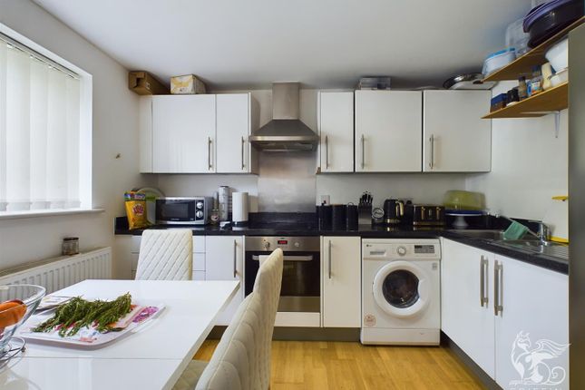 Flat for sale in Saxton Close, Grays