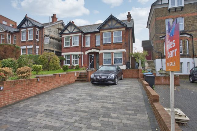 2-bed flat on Frith Road, Kent, £175,000