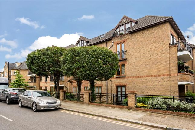 Flat to rent in Crescent Road, Enfield