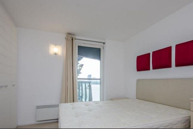 Flat to rent in Seacon Tower, South Quay, London, London