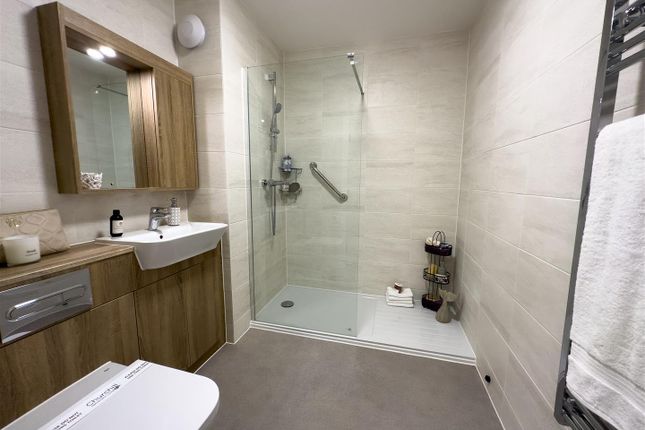 14, Jubilee Lodge, Crookham Road, Fleet photo 3