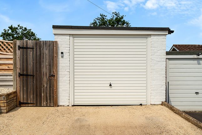 27, Carisbrooke Court, Romsey photo 2