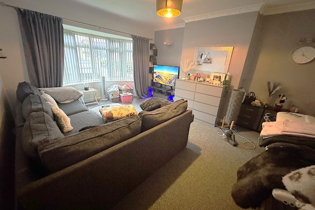 5, Carr Manor Crescent, Leeds photo 3