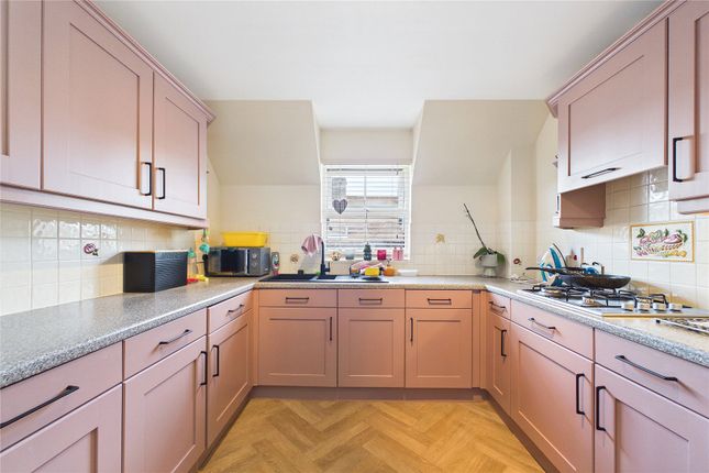 Flat 13, Florence Villas, 108, Guildford Road, Surrey photo 4