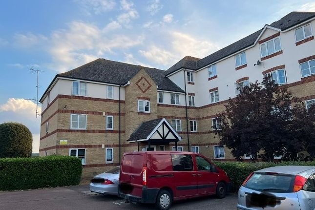 Flat to rent in Lewes Close, Grays, Essex