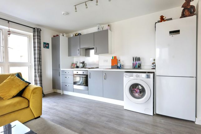 21, Hop House Furrow Crescent, Witney photo 2