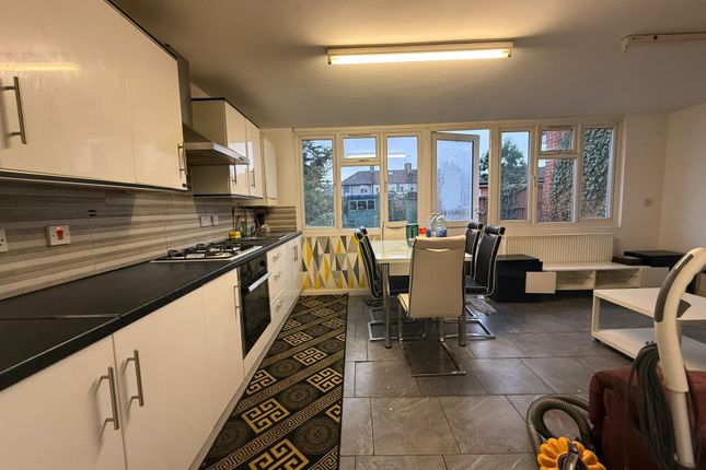 4 Bed Semi-Detached House To Rent Becontree Avenue, Dagenham Rm8