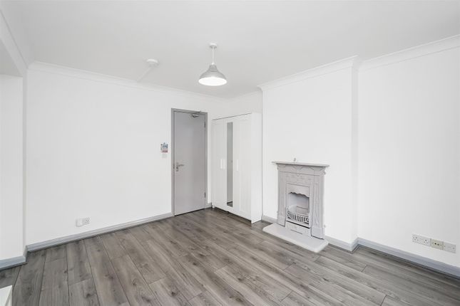 Flat to rent in Elphinstone Road, Walthamstow