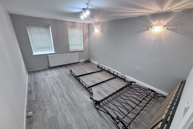 Flat 1, 10, Clivedon Road, London photo 4