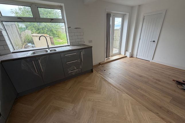 27, Thirkleby Royd, BRADFORD photo 5