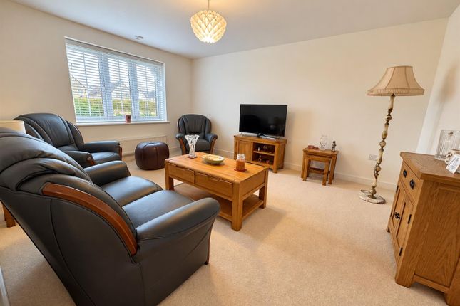 11, Annatto Close, Brockworth photo 4