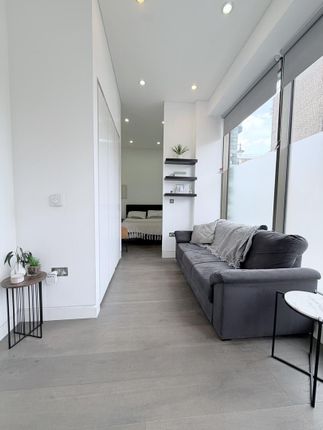 Flat 4, 1, Haven Way, London photo 4