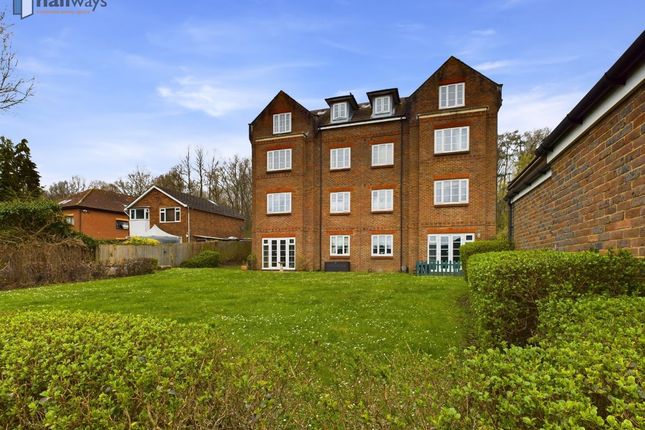 Thumbnail Flat for sale in Parkside Court, Gatton Park Road, Redhill