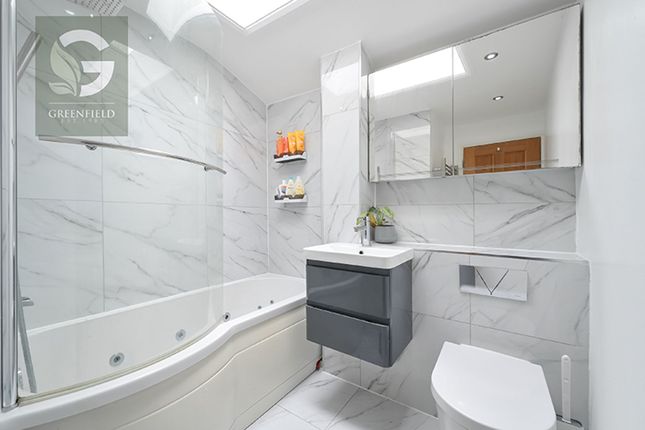 4 Hazel Mead, Epsom photo 4