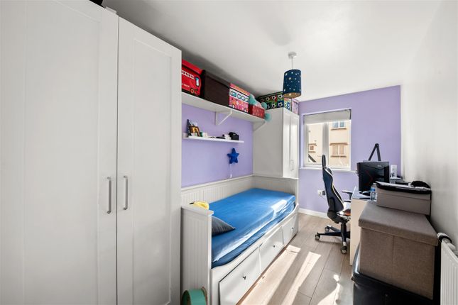 Flat for sale in Varcoe Gardens, Hayes
