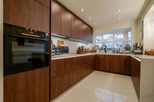 8, Woodshaw Grove, Manchester photo 4