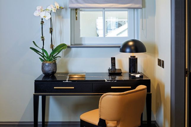 Flat Apt 8, 2-4, Hyde Park Gate, London photo 4