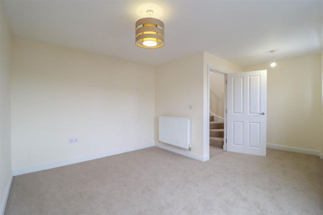 Town house to rent in Abernant Drive, Newmarket