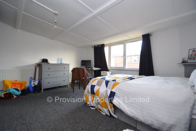 Manor Drive, Hyde Park photo 5