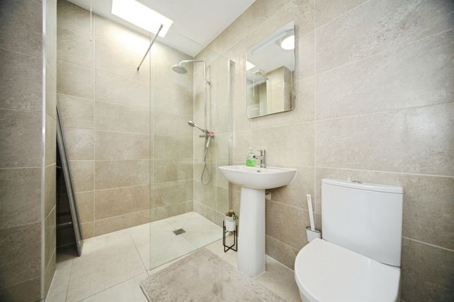 27, Humberstone Close, Luton photo 3